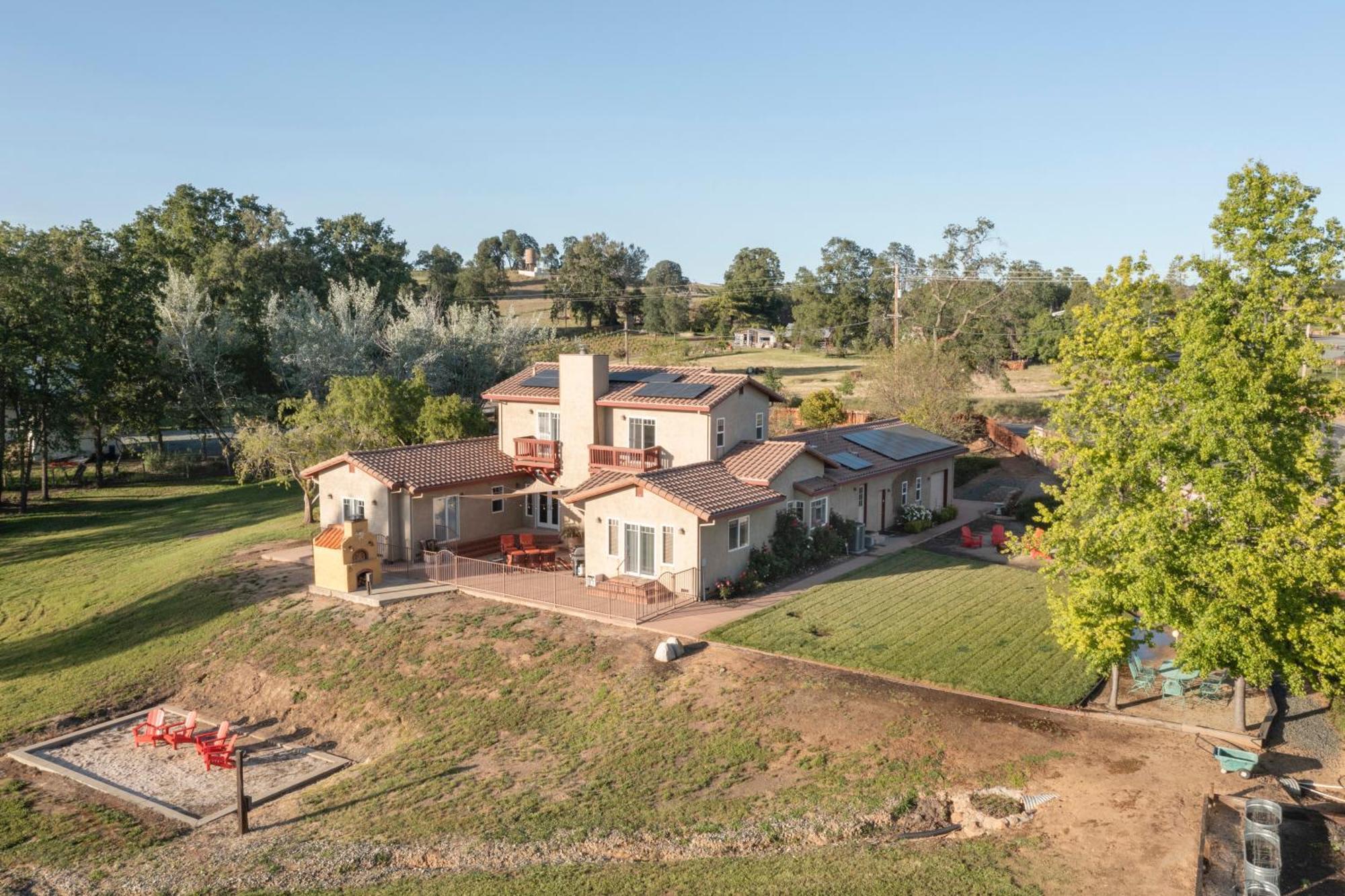Elegant With Stunning Vineyard Views *
